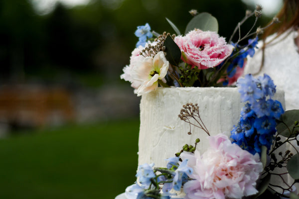 How to Decorate a Wedding Cake with Flowers: The Ultimate Guide
